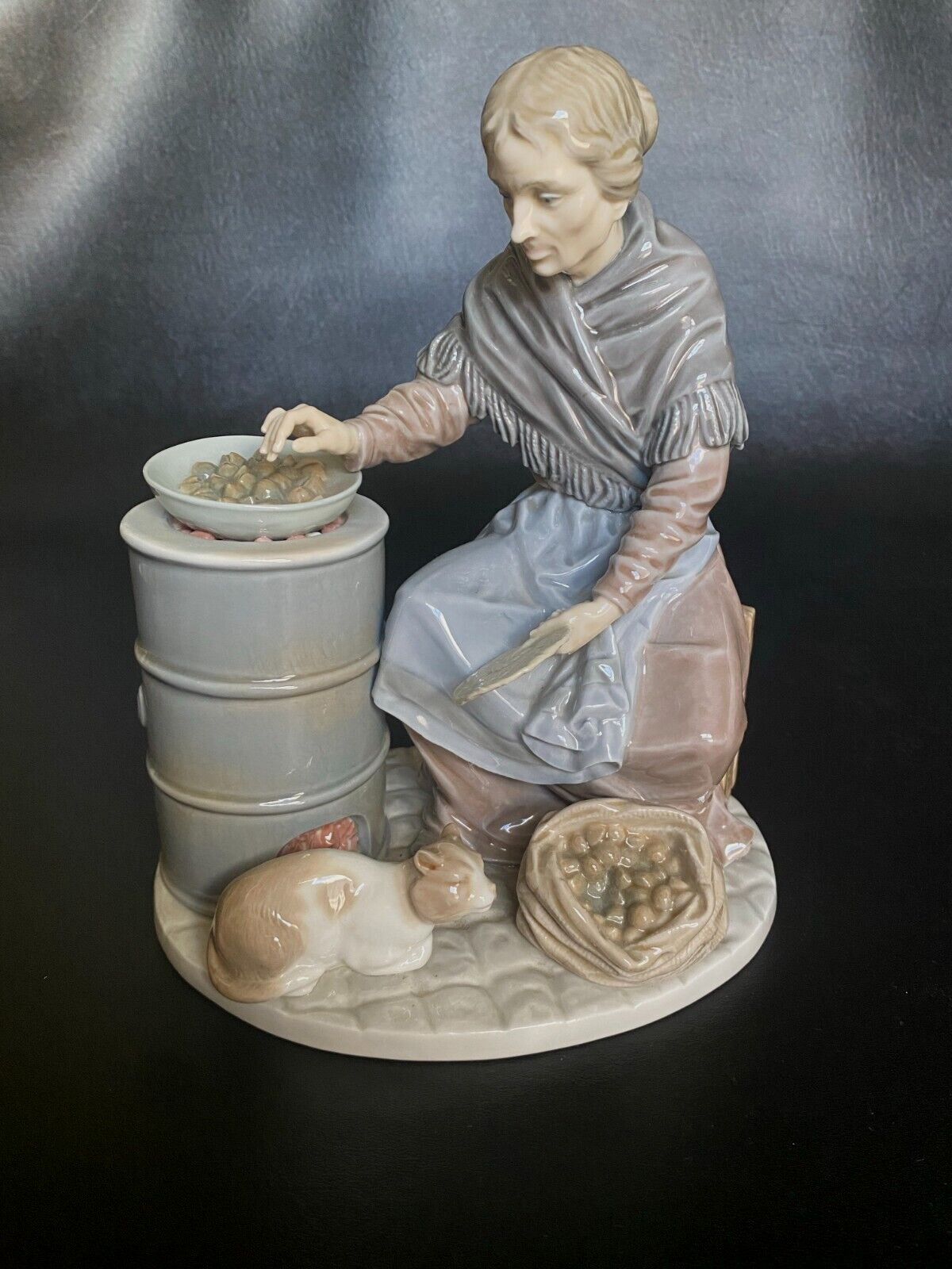 Lladro 1373 CHESTNUT SELLER street merchant old lady, retired 1981 – 9.5 inch