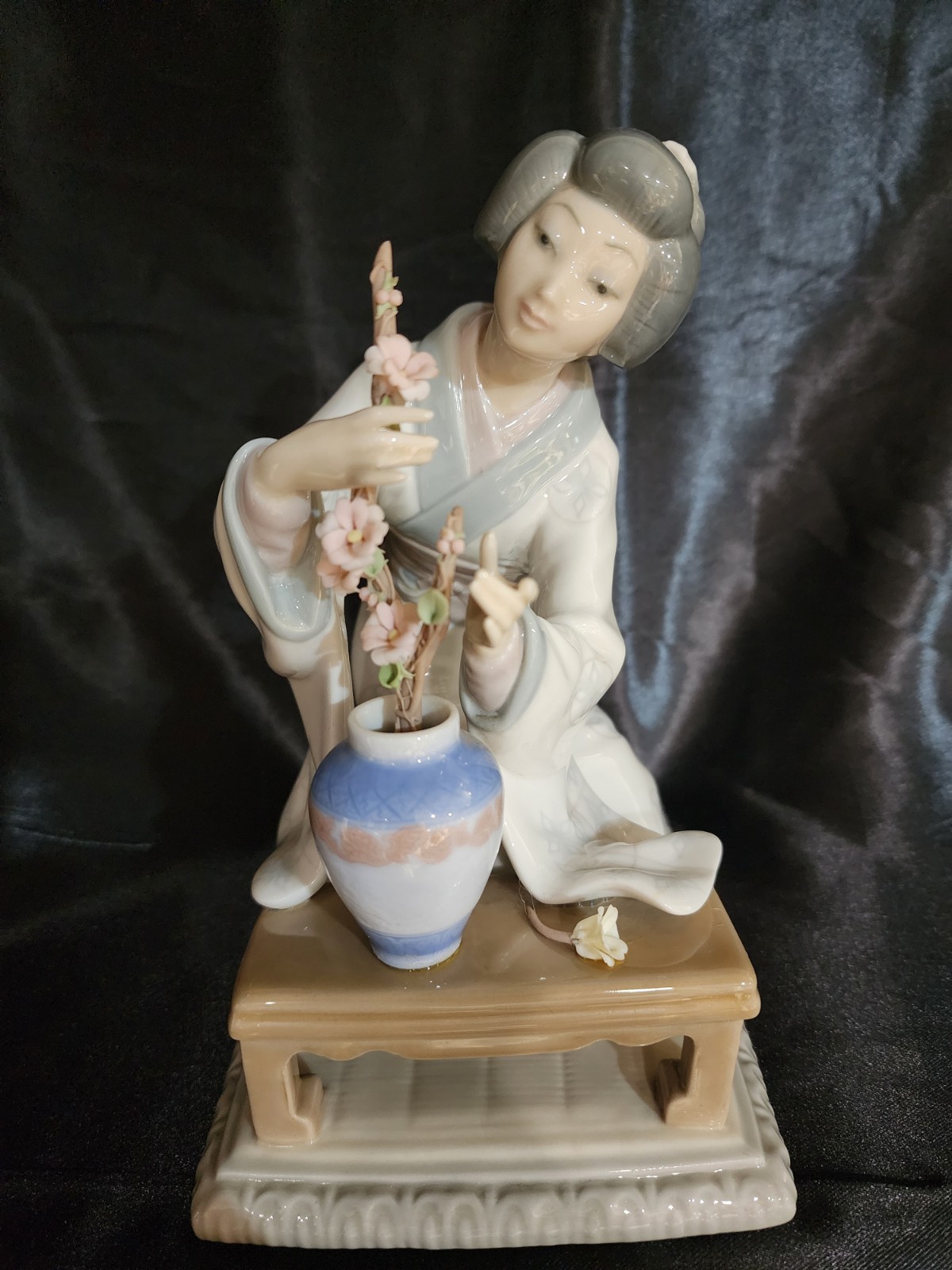 Vintage Lladro “Geisha Flower Arranger” Figurine #4840 Read