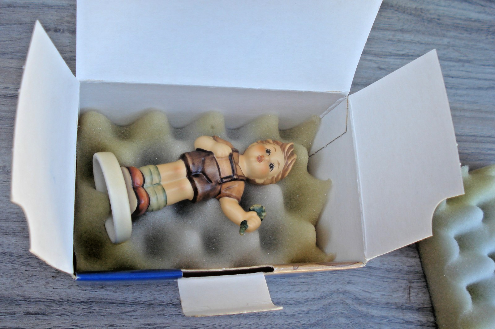 MJ HUMMEL/Goebel vintage “Boy with 4-leaf Clover” & ORIGINAL box Good condition!