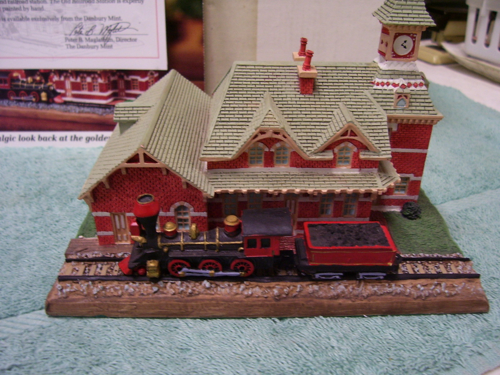 THE OLD RAILROAD STATION Figurine Danbury Mint 1993 w/box and certif. NICE!