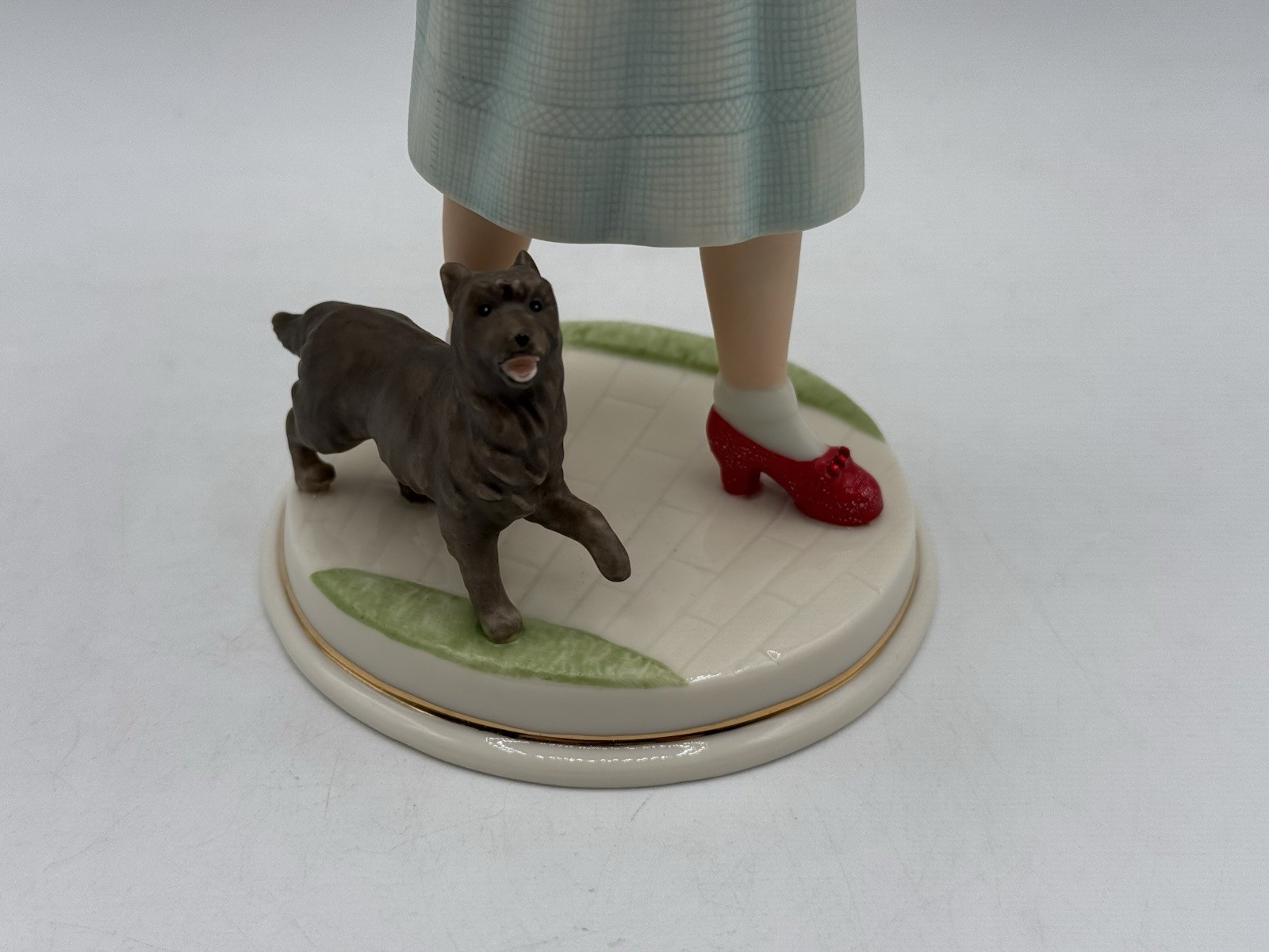 Lenox Dorothy & Toto #6131023 Figurine Wizard of Oz Approximately 8X4” Retired