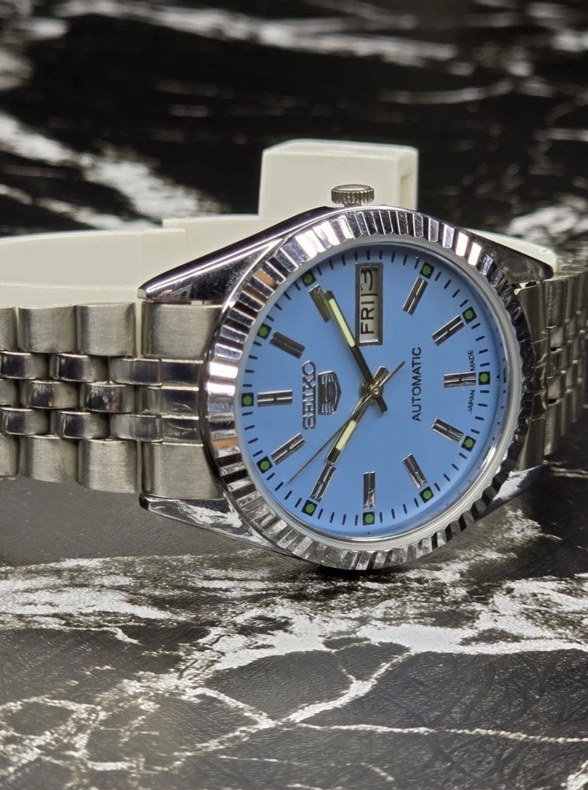 Seiko 5 Men’s Automatic Watch Fluted Bezel Blue Dial Silver Tone
