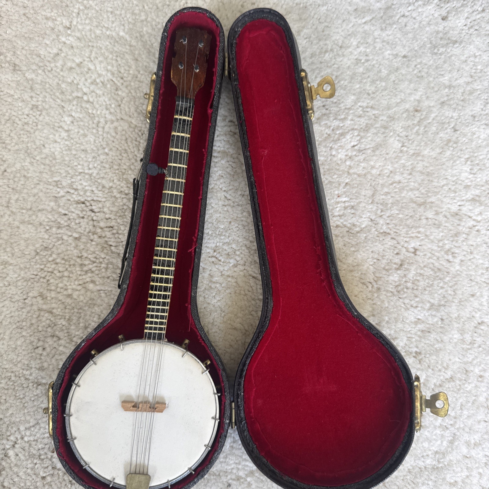 VINTAGE MINIATURE MUSICAL INSTRUMENT -5 STRING BANJO IN CASE – NICE REALISTIC