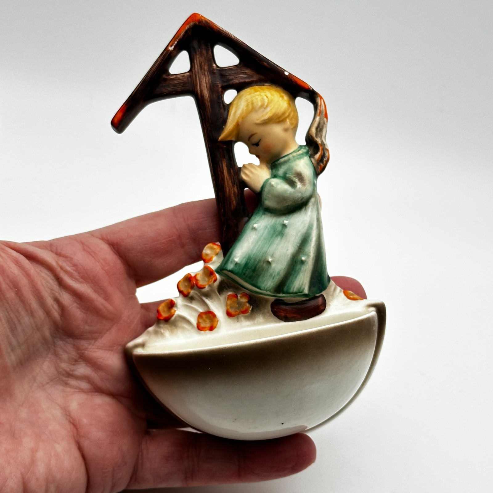 Goebel Hummel HUM 147 Wall Pocket Praying Child Holy Water Font TMK-2 Full Bee