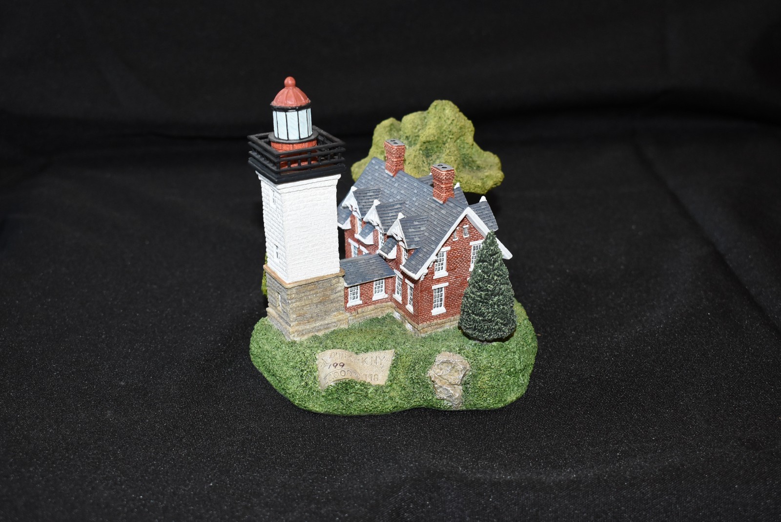 COLLECTIBLE HARBOUR LIGHTS LIGHTHOUSE 1998 DUNKIRK NEW YORK HL# 221