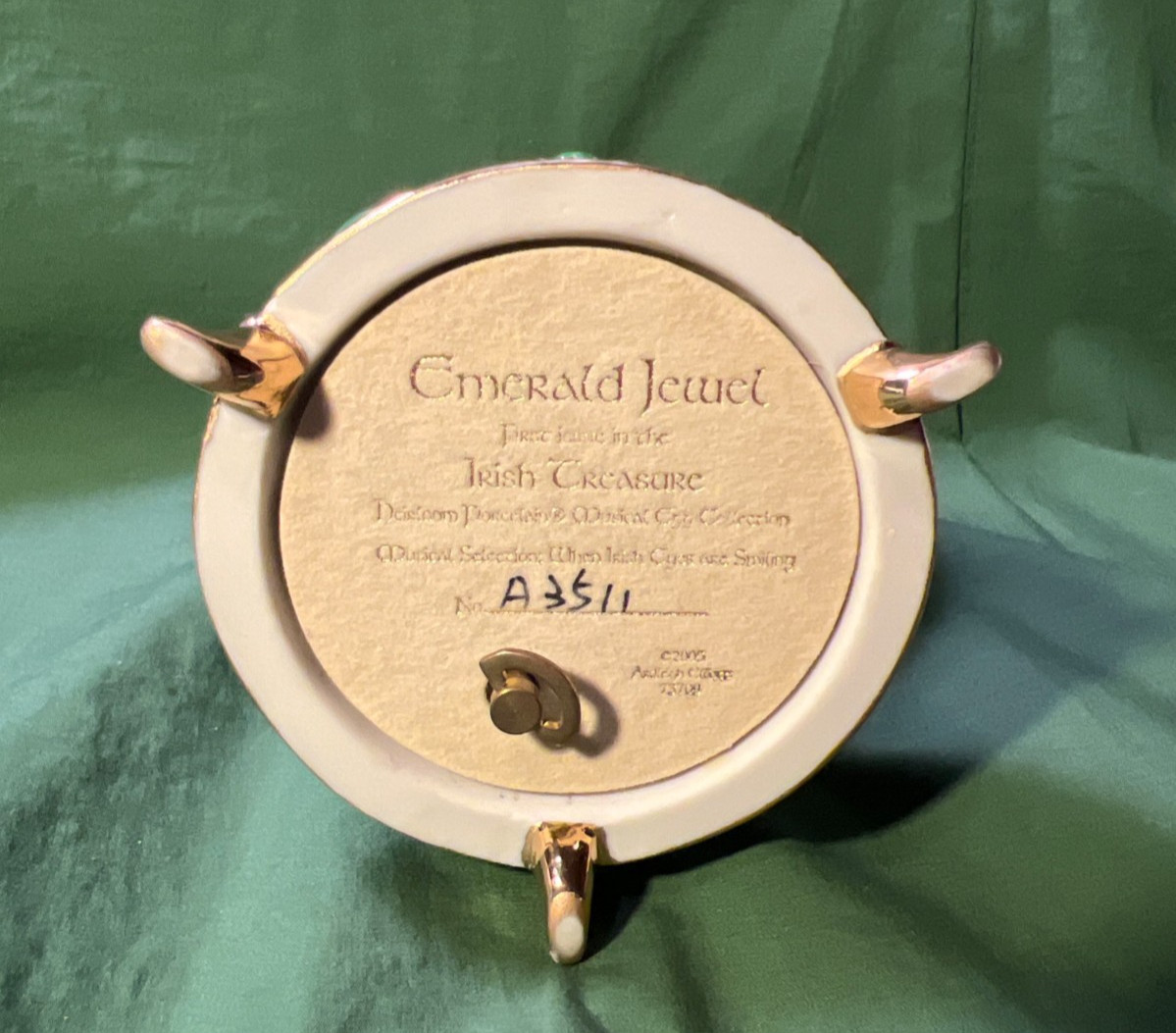 Irish Treasure Emerald Jewel Porcelain Musical Egg Crystals, 22K Plated Claddagh