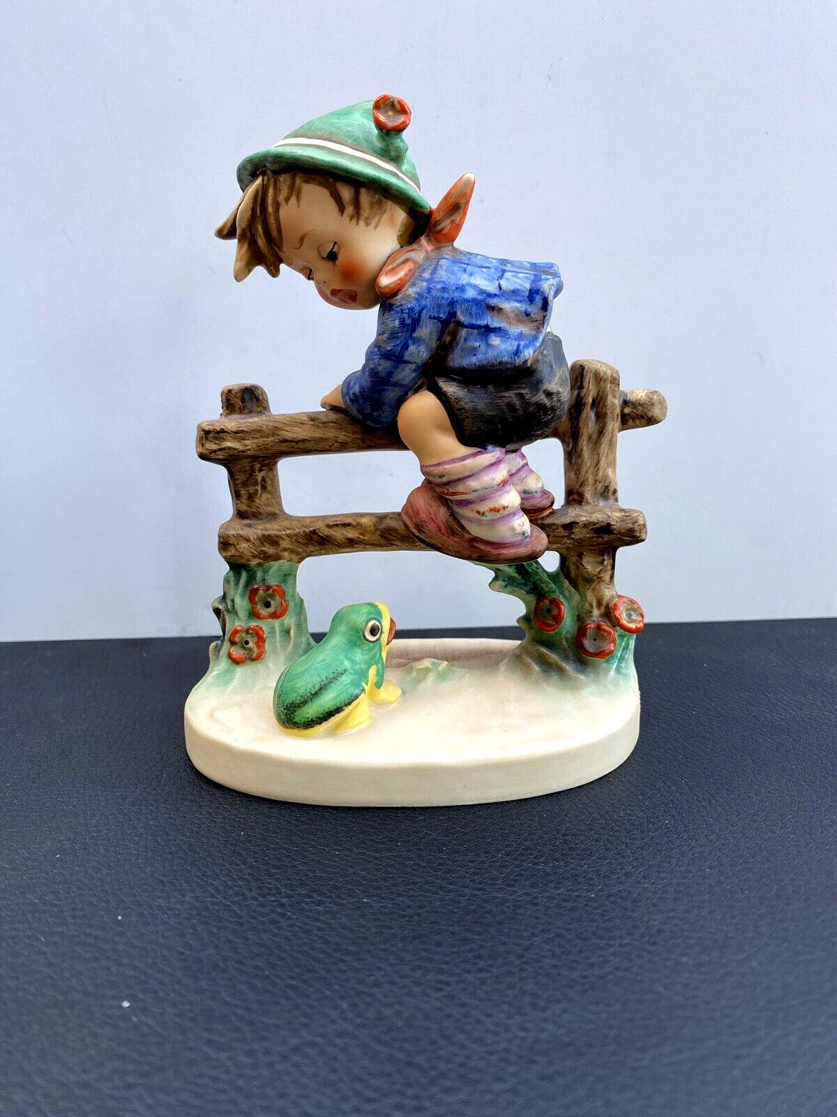 Hummel Goebel Figurine ”Retreat to Safety” 201/1 ..5.75 in” Tall