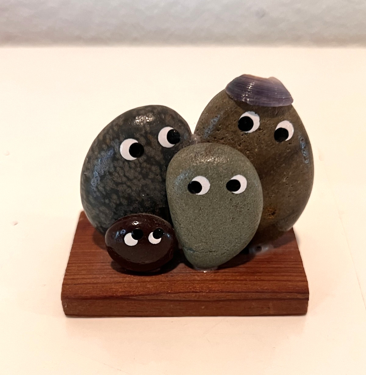 VTG 1976 MINIATURE PEBBLE PEOPLE FAMILY (4 ROCKS) FIGURINE – CALIFORNIA
