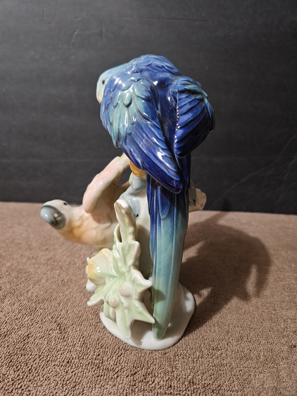 VINTAGE GERMAN PORCELAIN APEL PORZELLAN COLORFUL DOUBLE PARROT FIGURINE 7 5/8″