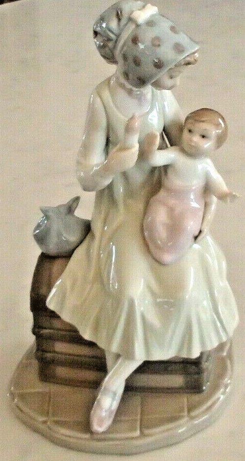 Lladro 5140 “Feeding Her Baby” Mother feeding her son or daughter – MWOB, RV$260