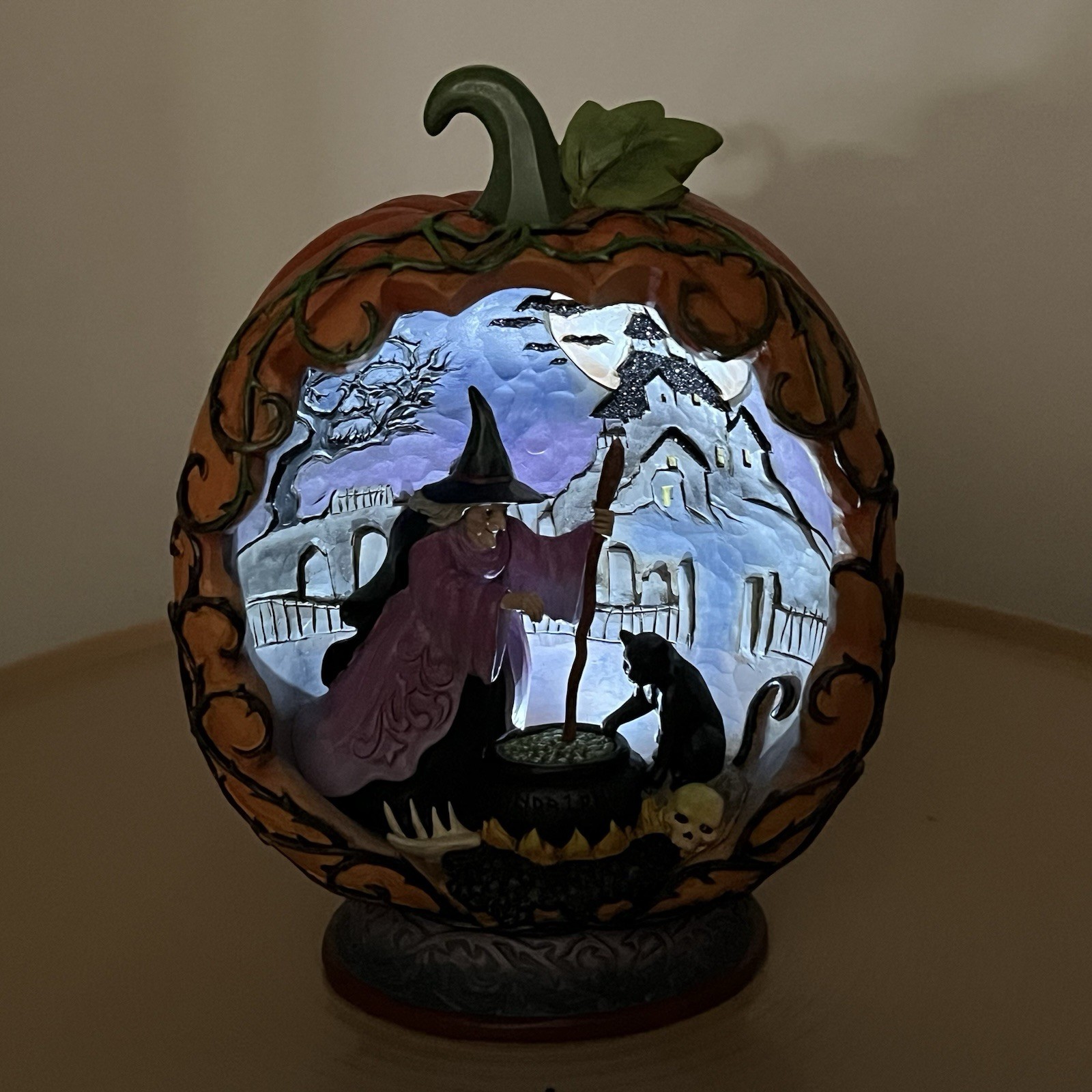 Jim Shore LIGHTED PUMPKIN DIORAMA FIGURINE-COME IN FOR A SPELL 6014484 NEW