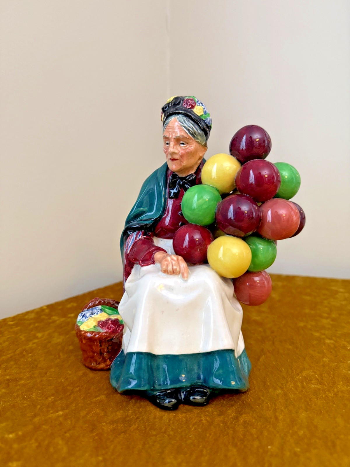 Royal Doulton Early 1927 – 1940 Figurine – THE OLD BALLOON SELLER, HN1315