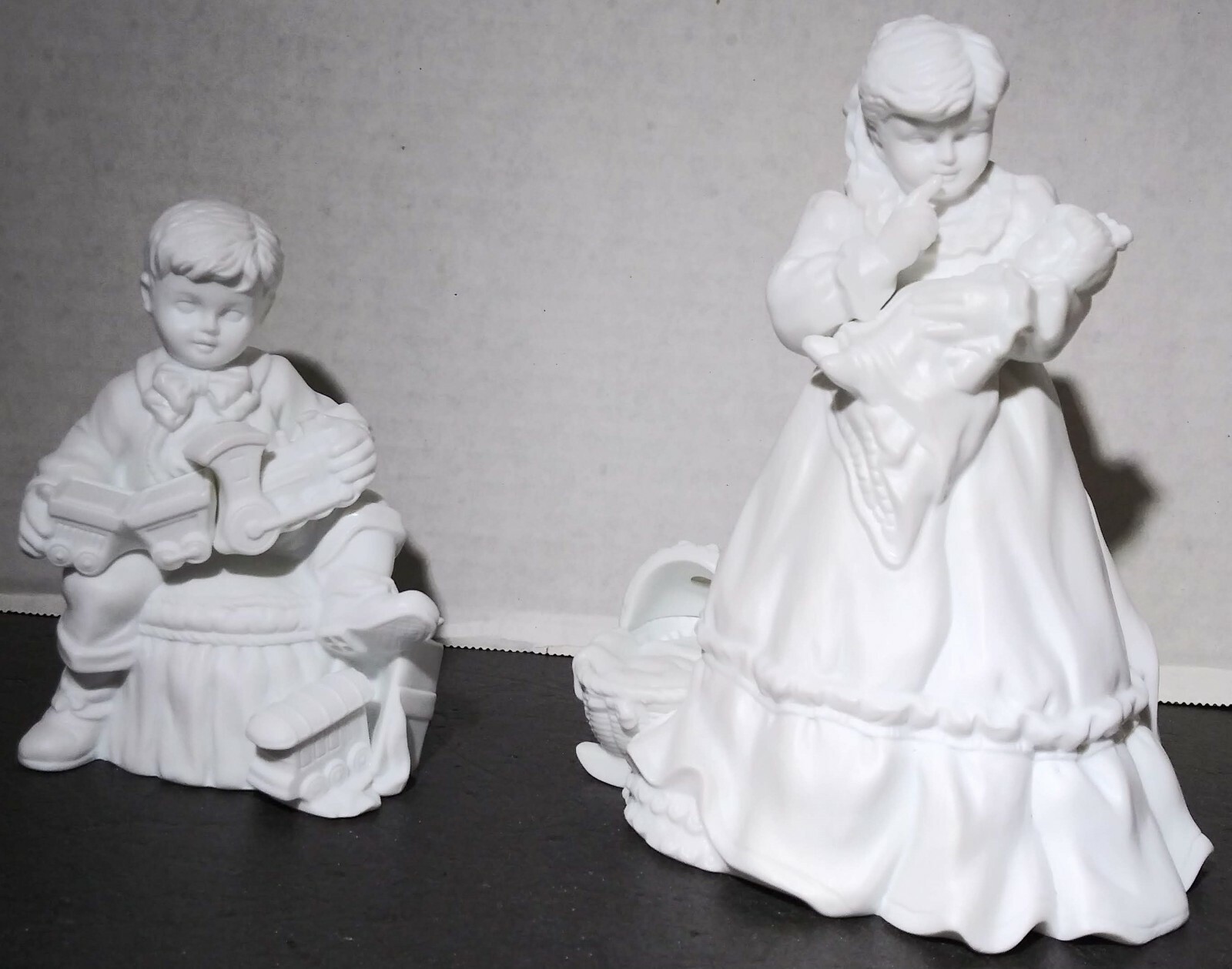 Department 56 Winter Silhouette Christmas presents Set Of 2 Figurines Children