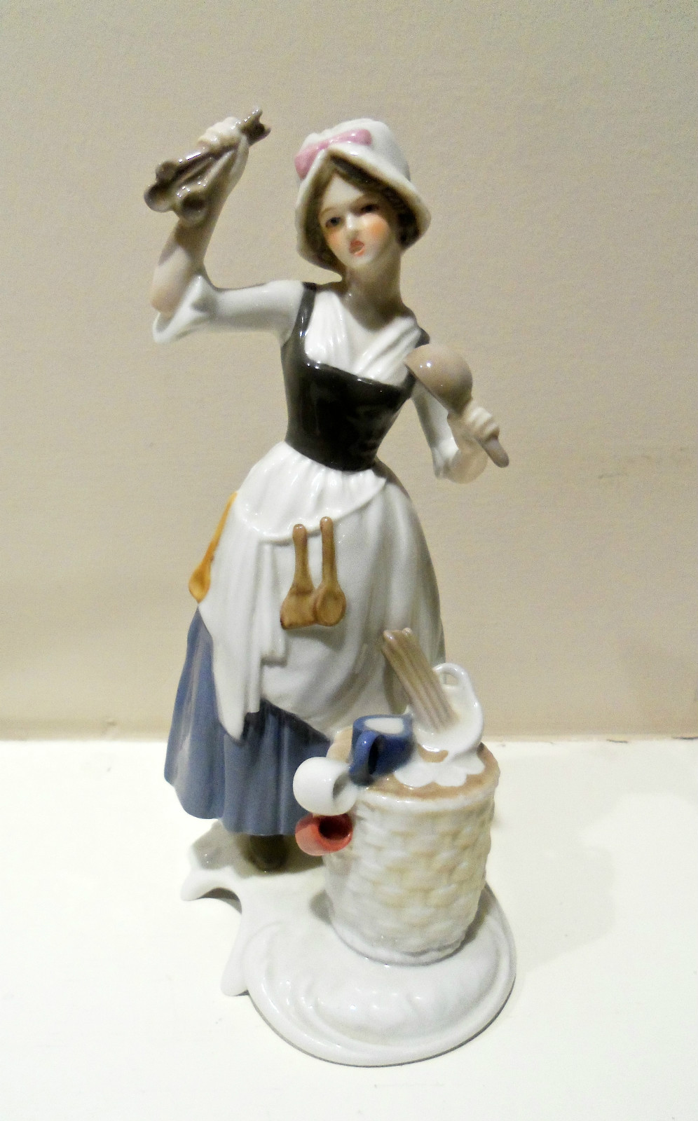 Goebel Lady Figurine Female Hawker Colonial Craftsman Series #16 05419 porcelain