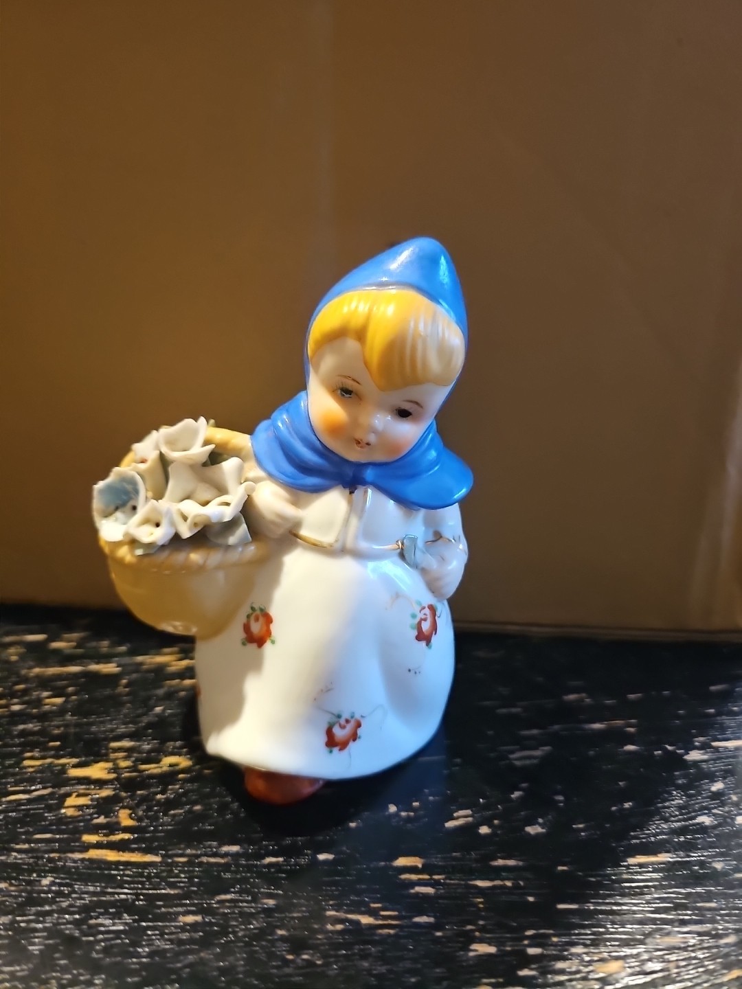 Vintage Japan Adorable Ceramic Girl Holding Basket w/Flowers Figurine 4.9″tall