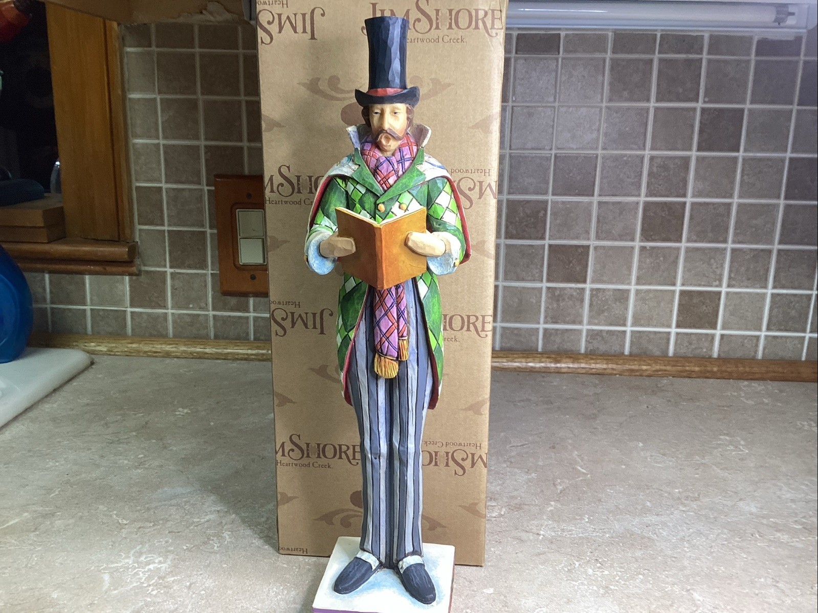 JIM SHORE “HERE WE COME A CAROLING” MAN CAROLER W/BOX #4005326-EUC