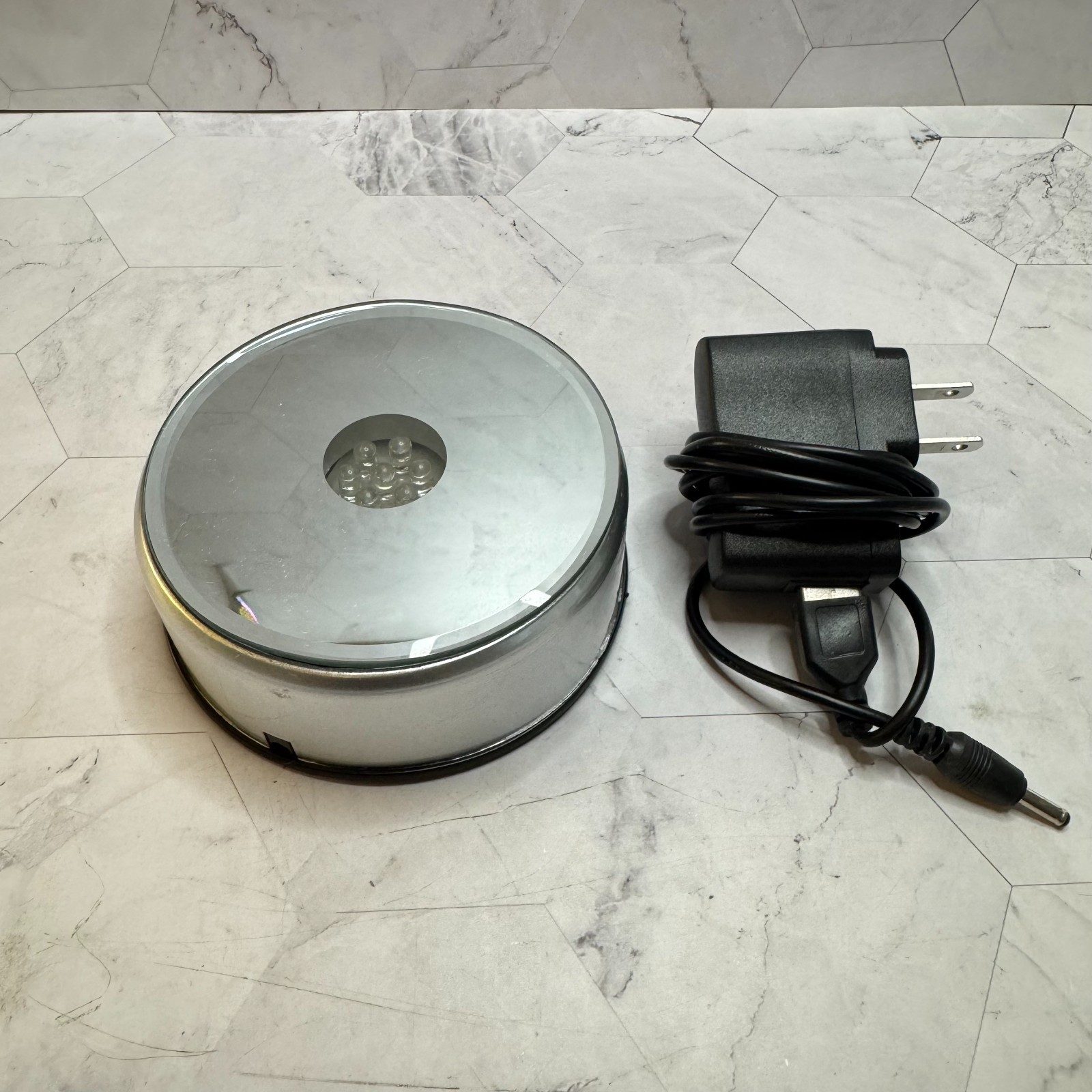 Rotating Display Stand 4″ Mirror Base with Charger 7 Color Led Lights in EUC