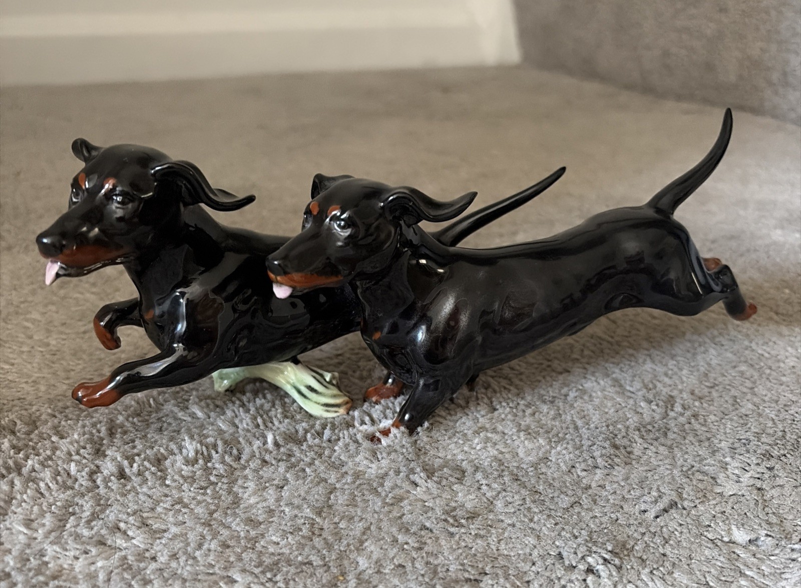 GOEBEL Germany 10″ Black & Tan DACHSHUND Porcelain Dogs Figurine Vtg