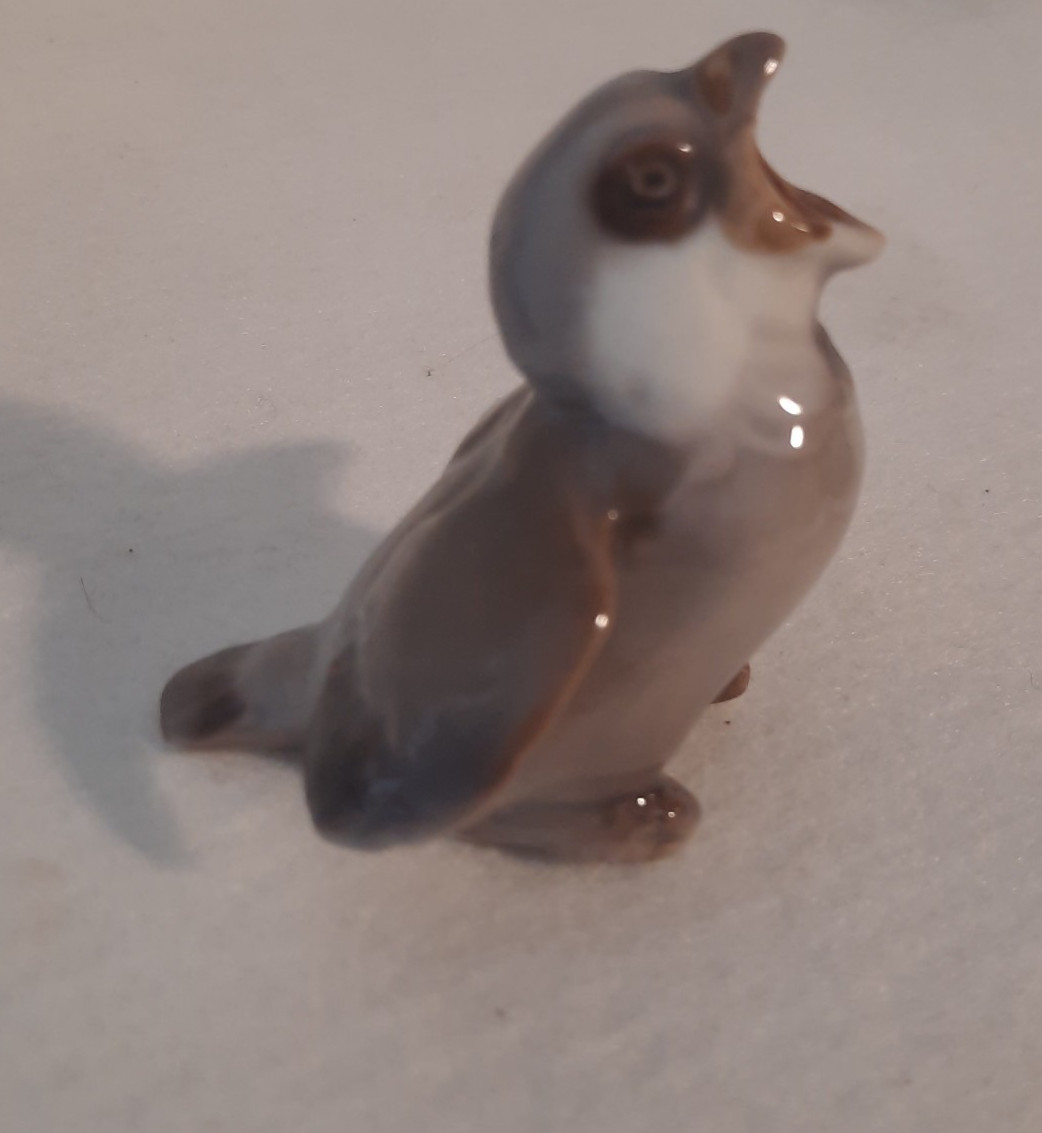 VTG~BING & GRONDAHL~FLEDGLING Baby SPARROW FIGURINE B&G~1852 Screeching For Food