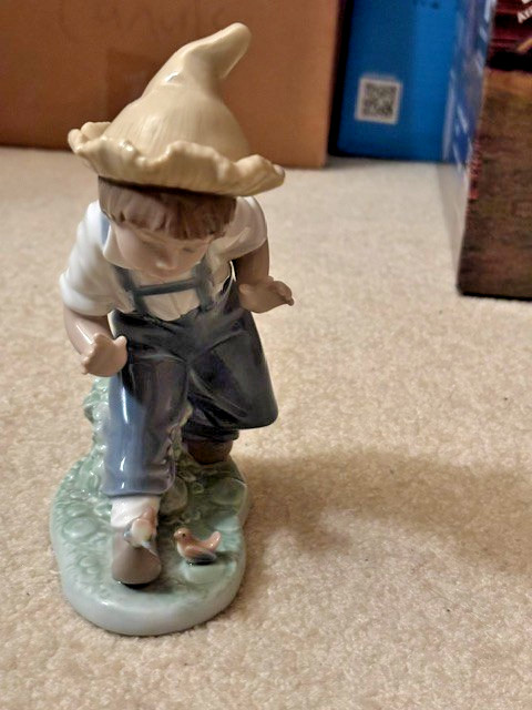 LLADRO NAO Boy with Birds – “Little Visitors” 1096 Figurine – 1988 & Retired
