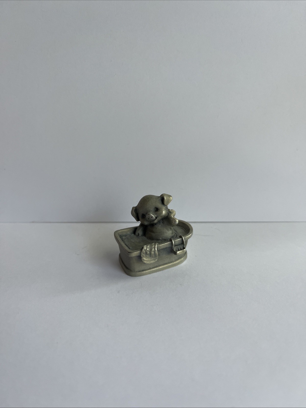 1977 Hallmark Pewter Pig in Bath Tub Little Gallery Fine Figurine 1 1/8″ Tall