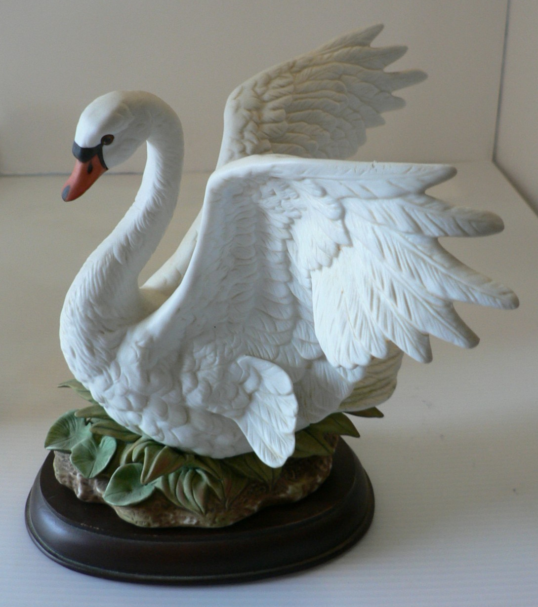 VINTAGE HOMCO MASTERPIECE PORCELAIN SWAN WITH WOOD BASE