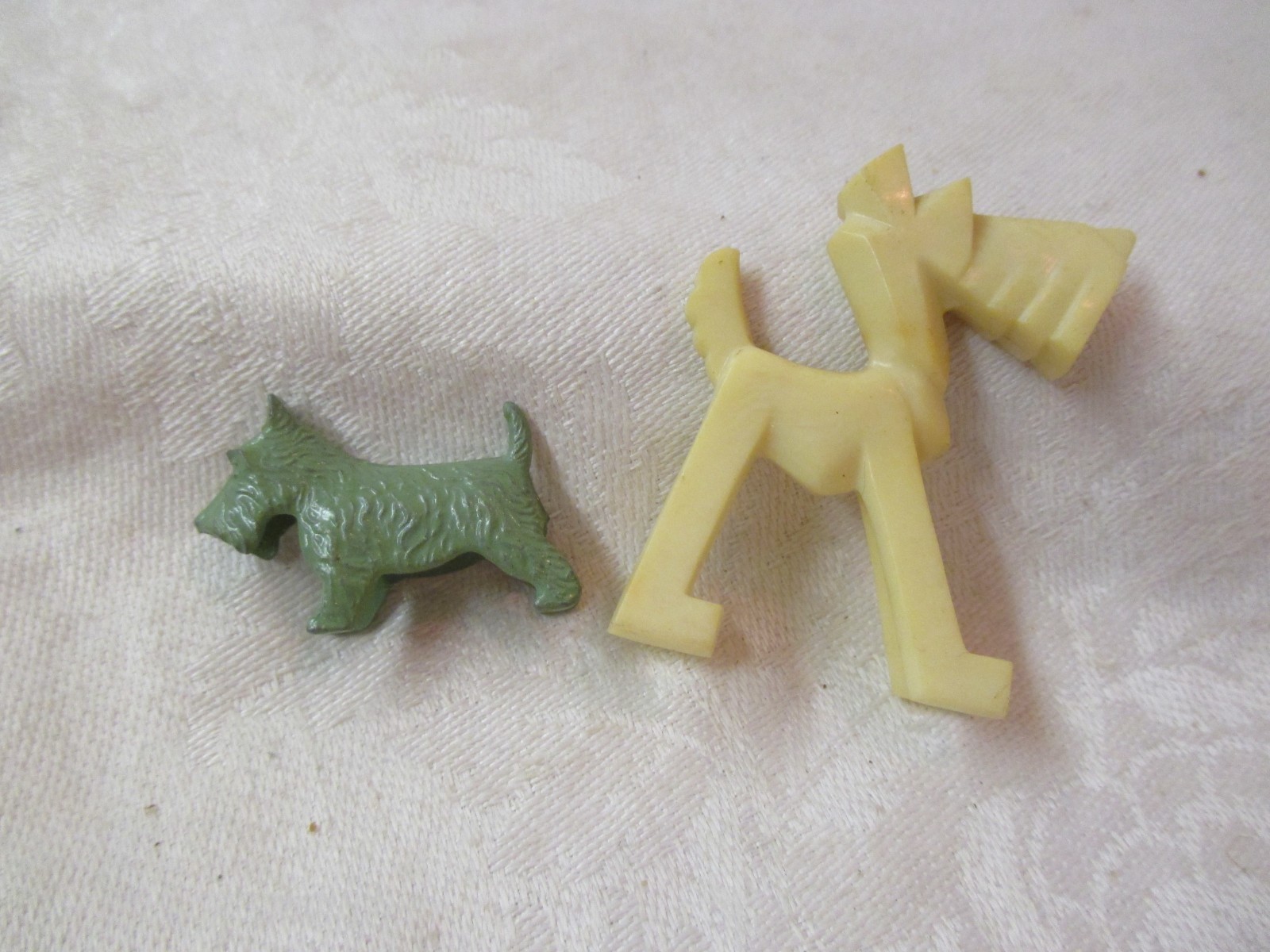 Vintage 2 miniature figurines Dogs metal Scottie plastic Don Manning Hound