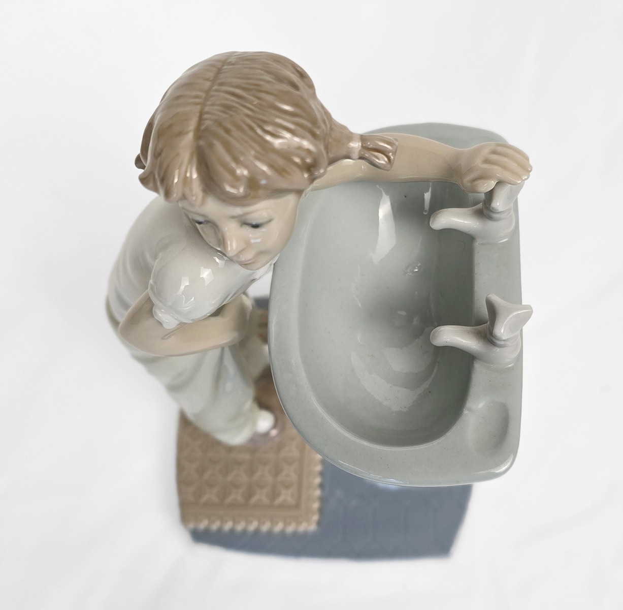 Lladro Clean up Time figurine # 4838 Girl in Pajama at Sink , Spain 1970-1980s