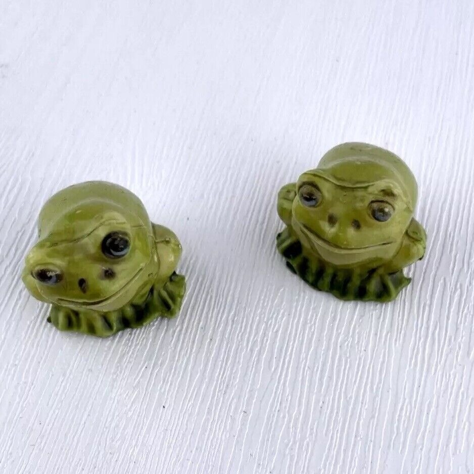 Vintage Miniature Hard Mold Plastic Green Frogs Set of 2 Made in Hong Kong