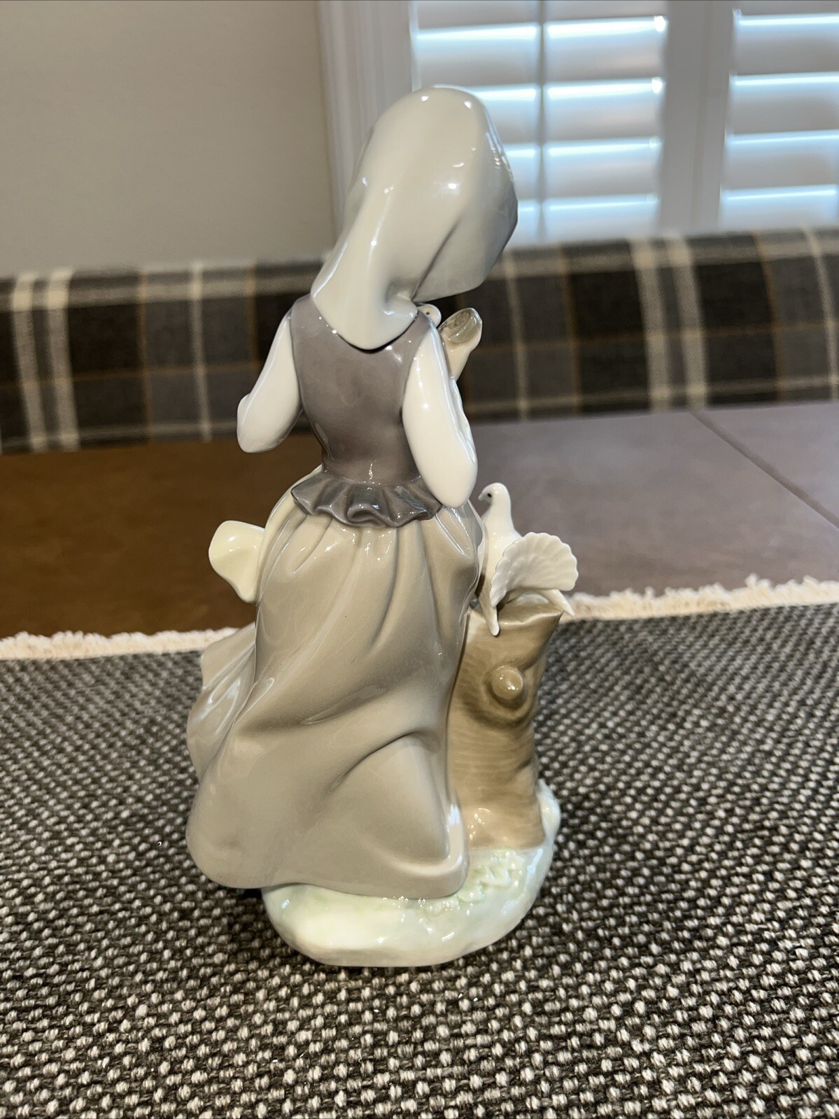 VINTAGE LLADRO CHILDREN WITH ANIMALS – GIRL WITH PIGEONS – #4915 GLOSS – EUC
