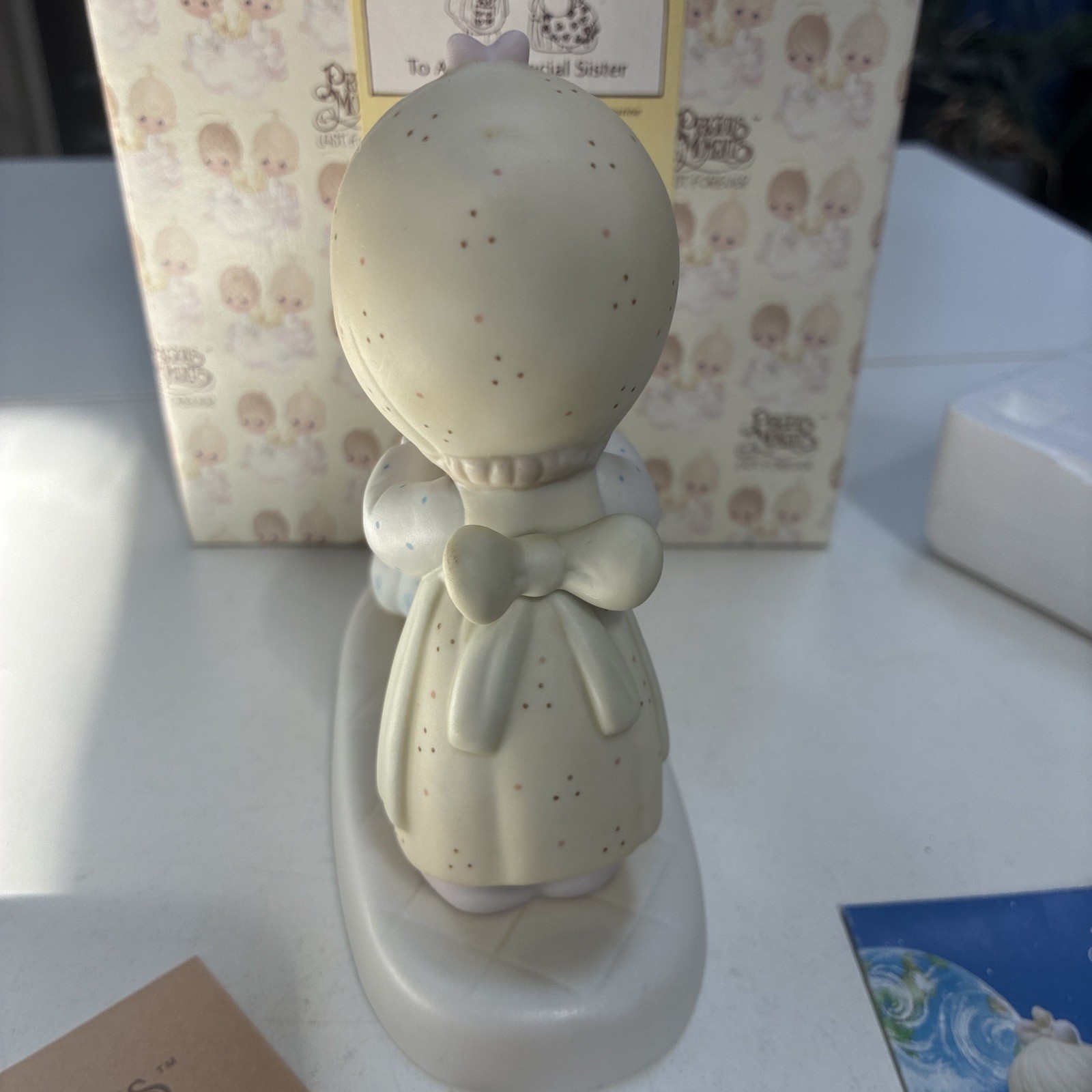 Precious Moments E-2825 To A Very Special Sister 1983 G Clef Mark w/ Box & Tag