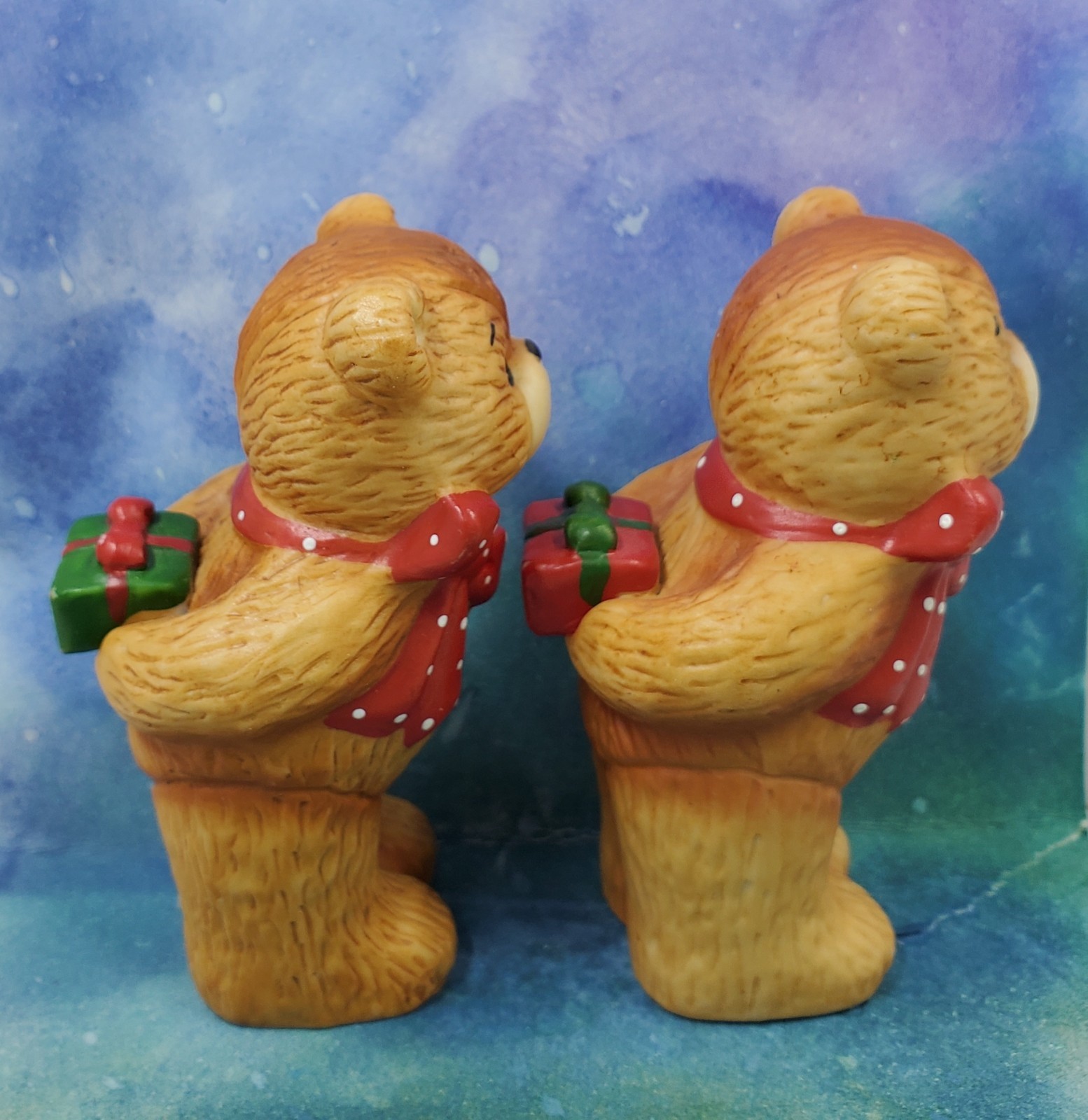 LF7 Lucy and Me Lucy Rigg Christmas Bears with presents behind backs 2pc