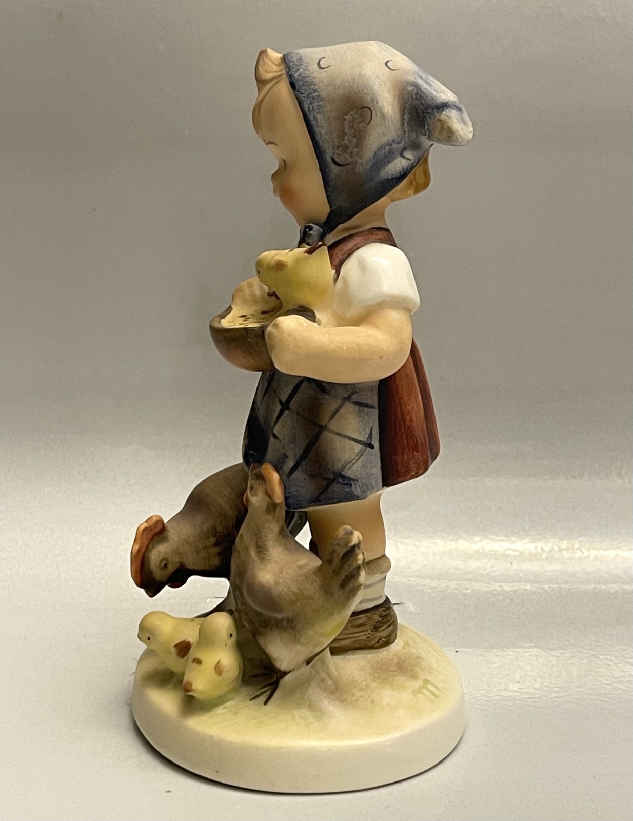 Hummel #199 Feeding Time TMK-2 Full Bee 1950’s 5-5/8″ Girl Feeding Chickens