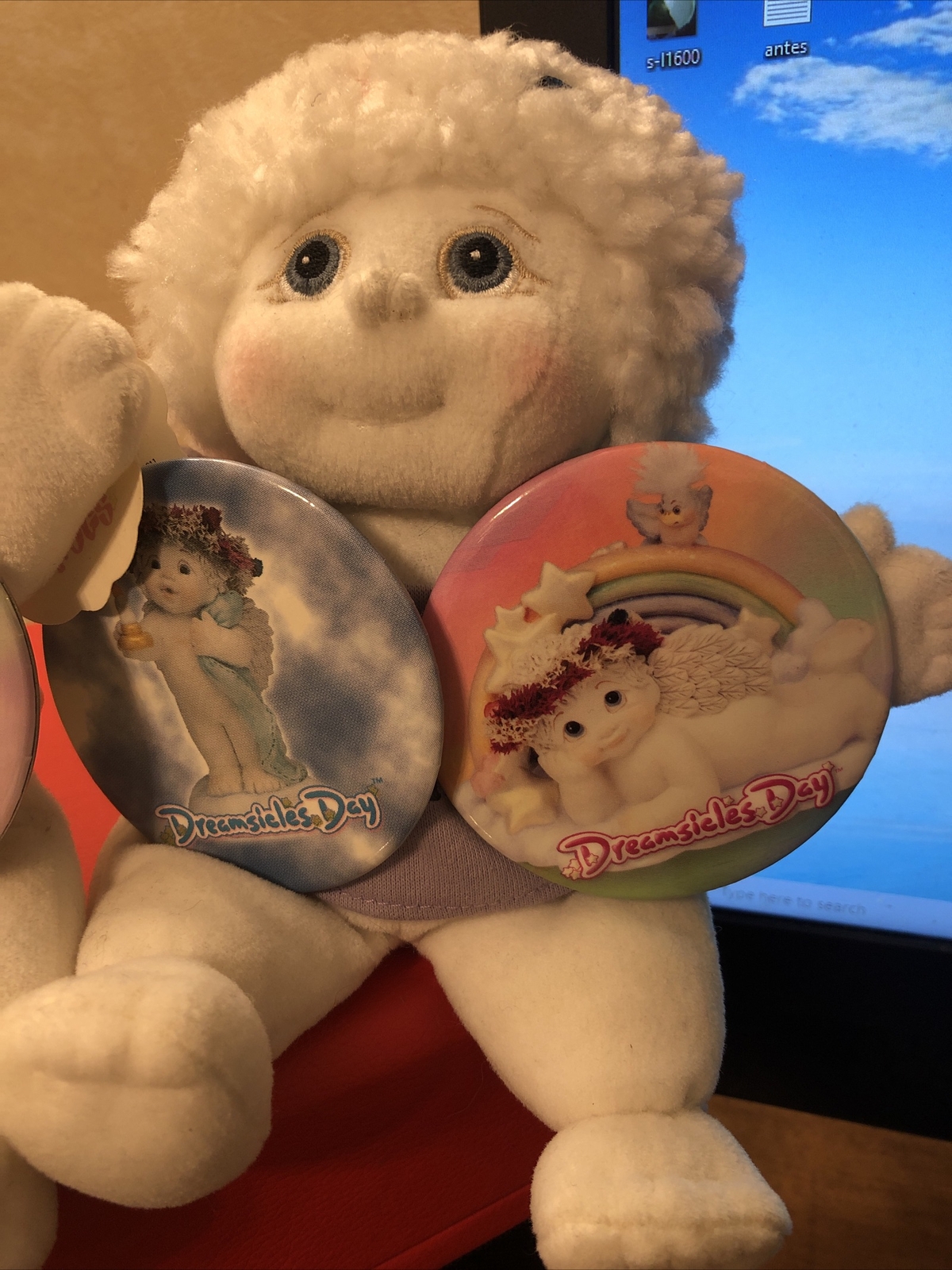 DREAMSICLES ANGEL HUGS LOT OF 2 WITH 3 BUTTONS 1998&2000 HUGGED BY AN ANGEL &A