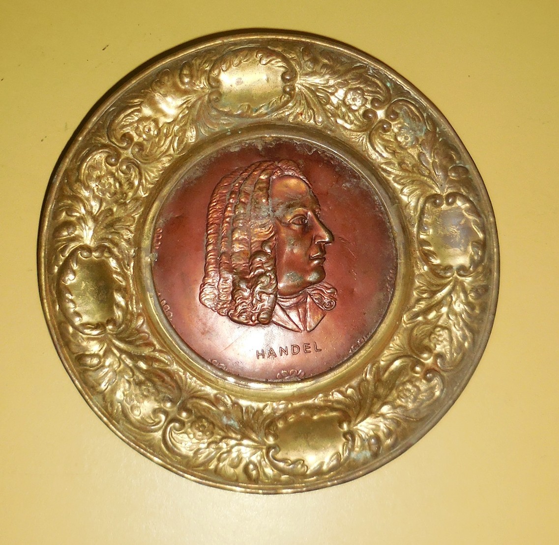 VINTAGE ENGLAND BRASS HANDEL FIGURINE PLATE WALL DECORATION DESIGN NR