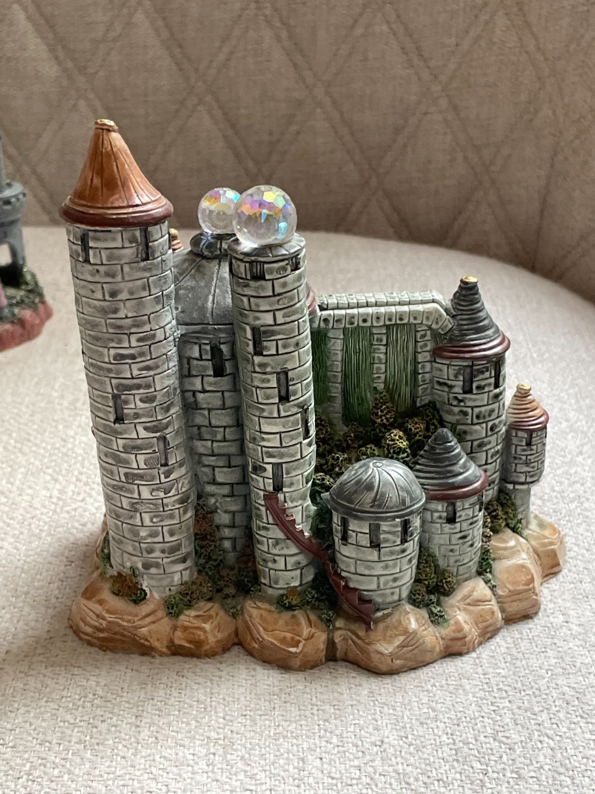 LOT 2 VINTAGE SPOONTIQUES RESIN & CRYSTAL MEDIEVAL CASTLES FIGURE LARGER SIZE JM