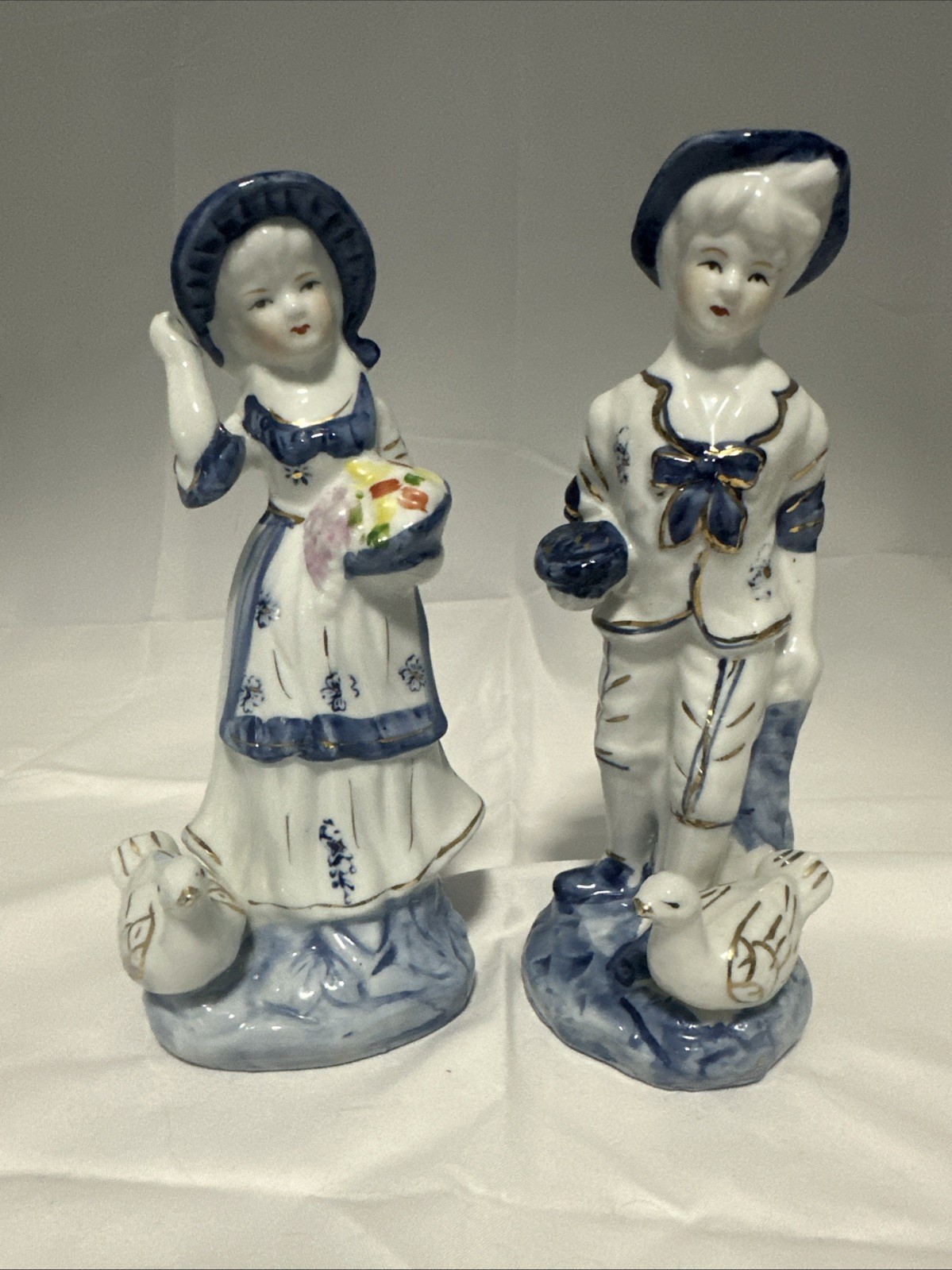 VTG VICTORIAN STYLE COUPLE MAN/LADY BLUE & WHITE W/GOLD ACCENTS FIGURINES RARE
