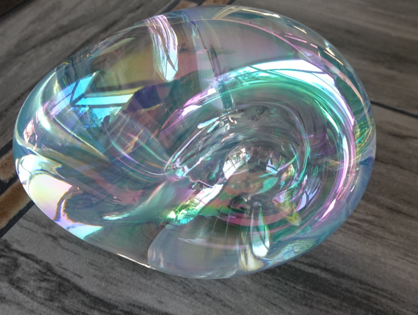 1998 Robert Eickholt Iridescent 4″ Pinch Art Glass Sculpture Paperweight