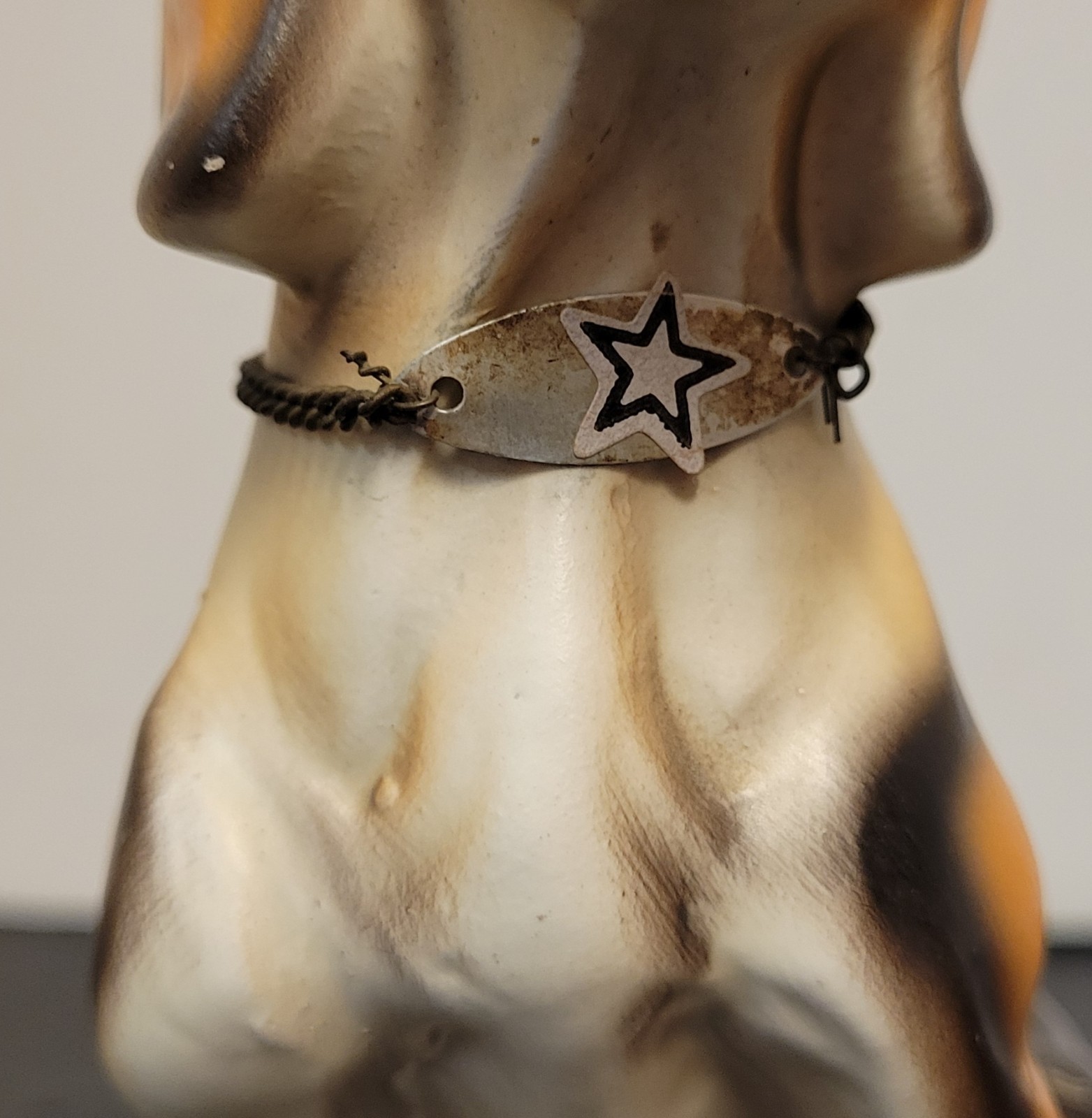 Vintage Brinn’s 5.75″ Ceramic Beagal Dog Figurine w/Chain Collar Made in Japan