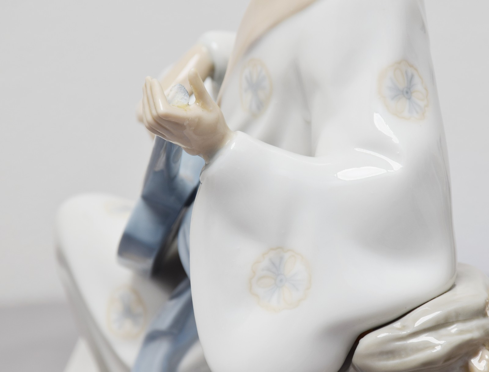 Nao Lladro ORIENTAL MELODY Geisha Girl Playing Shamisen #227 – Broken Instrument