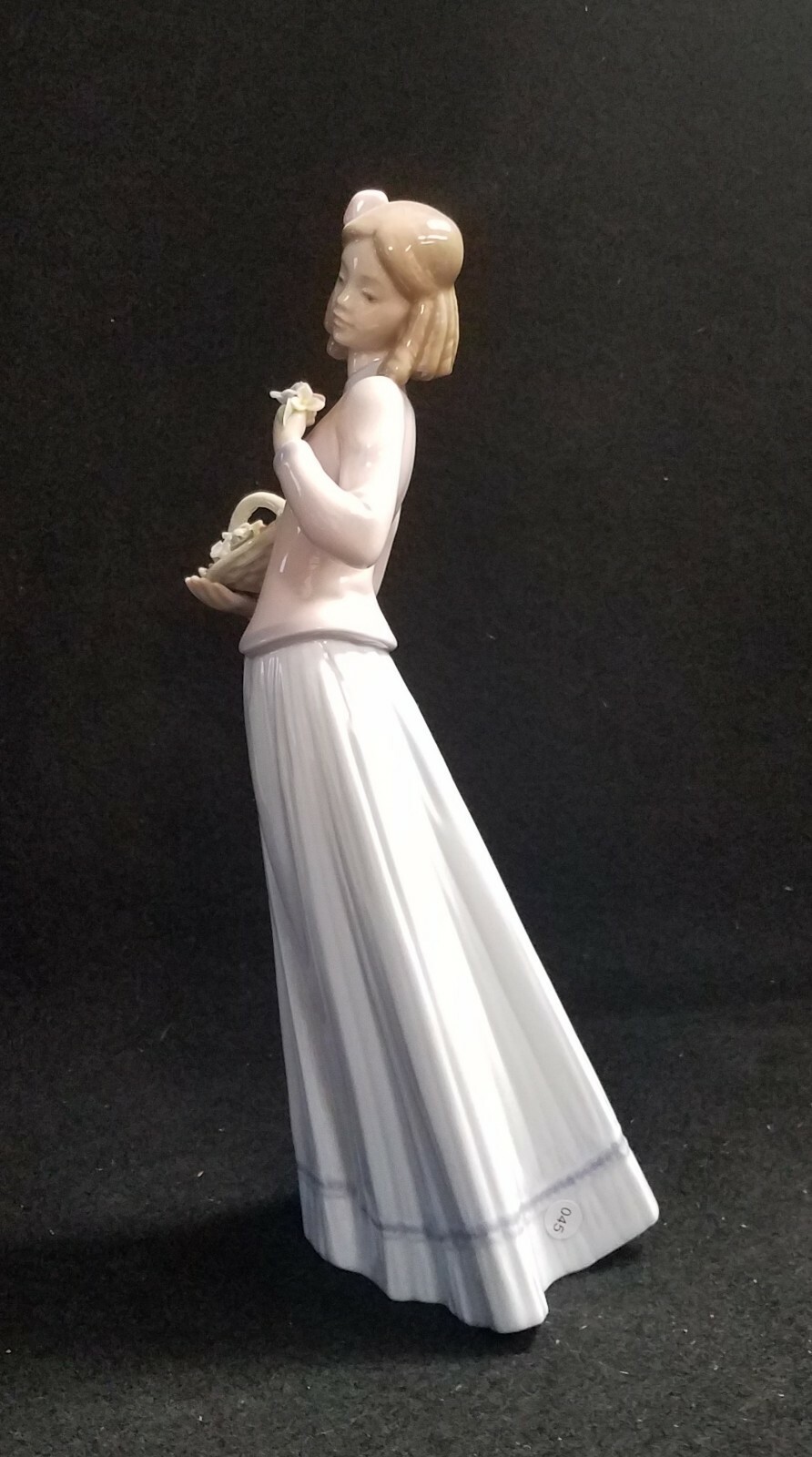 LLADRO Innocence In Bloom Collector Society 7644