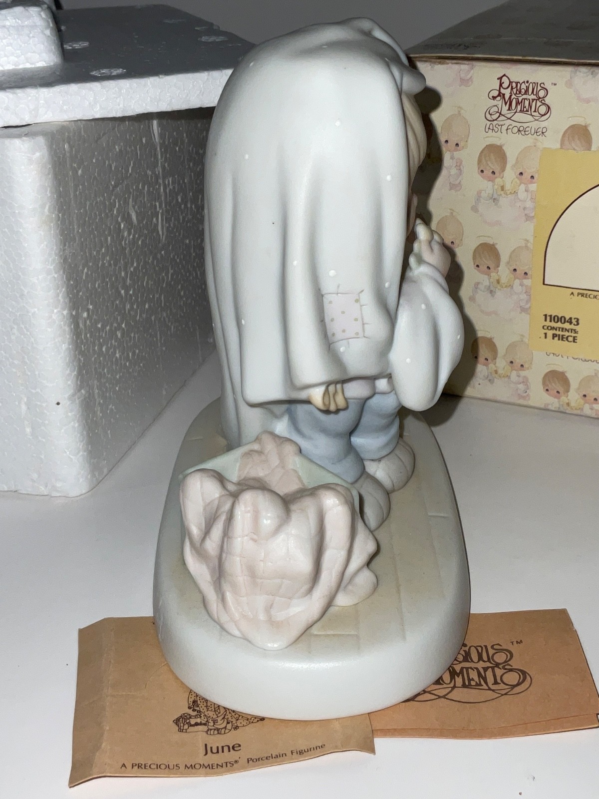 Precious Moments “JUNE” Birthday Angel Figurine 1996 #261254 W/Box Girl