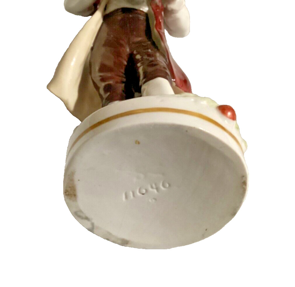 Sitzendorf Figurine 11046 Apple Seller 7″ Man Holding Basket Grapes Porcelain