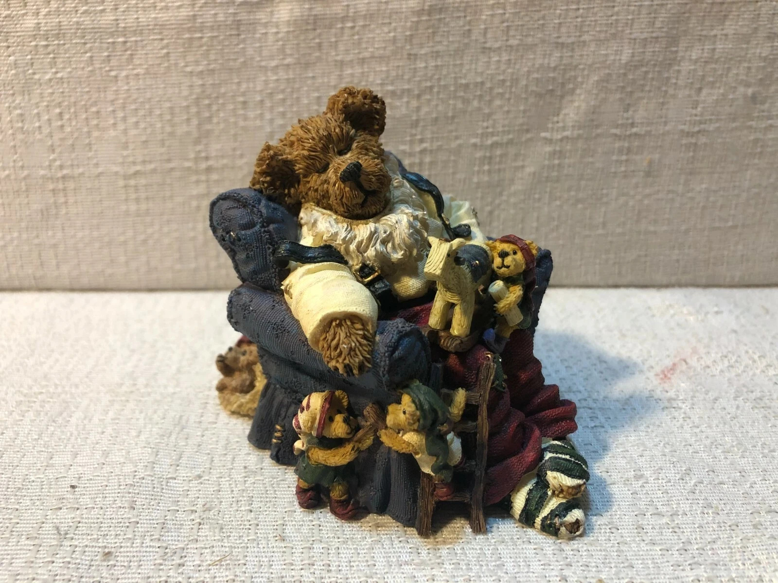 Boyds Bears 1st Edition #228372 Jolly Ol’ Saint Snoozen w/Santa Helpers￼