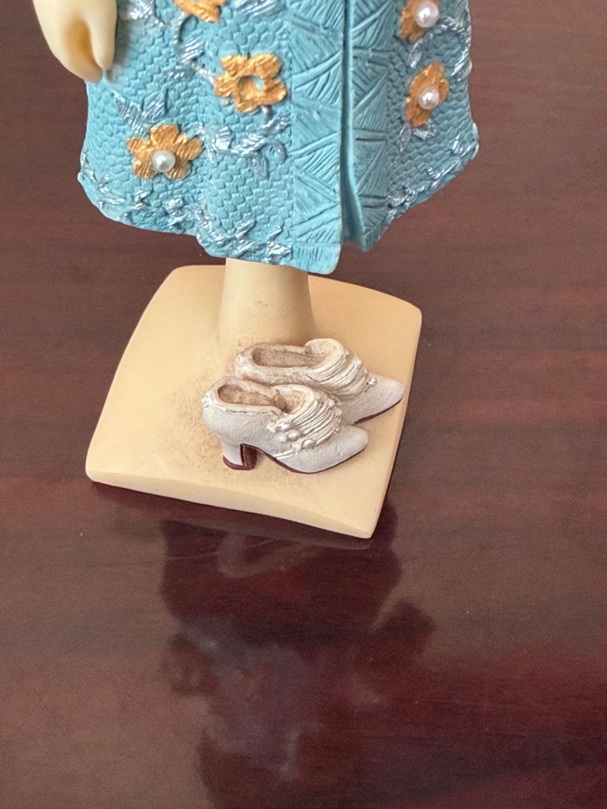 Vintage Women of the World Lady Elizabeth of London Resin Figurine 5.5″