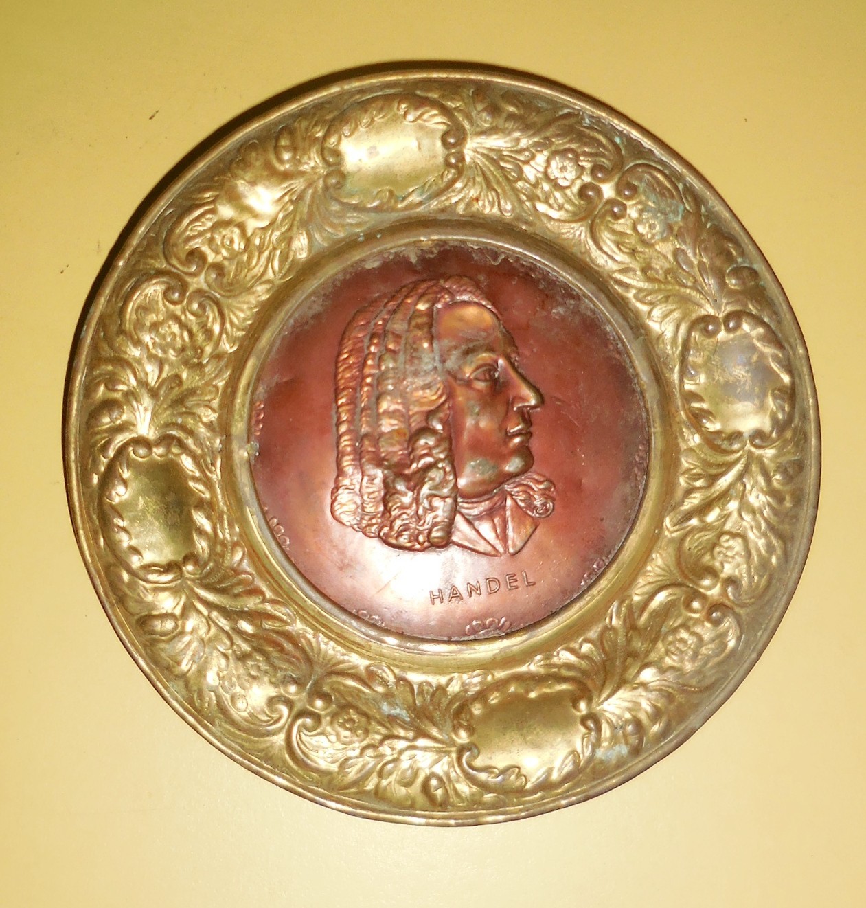 VINTAGE ENGLAND BRASS HANDEL FIGURINE PLATE WALL DECORATION DESIGN NR