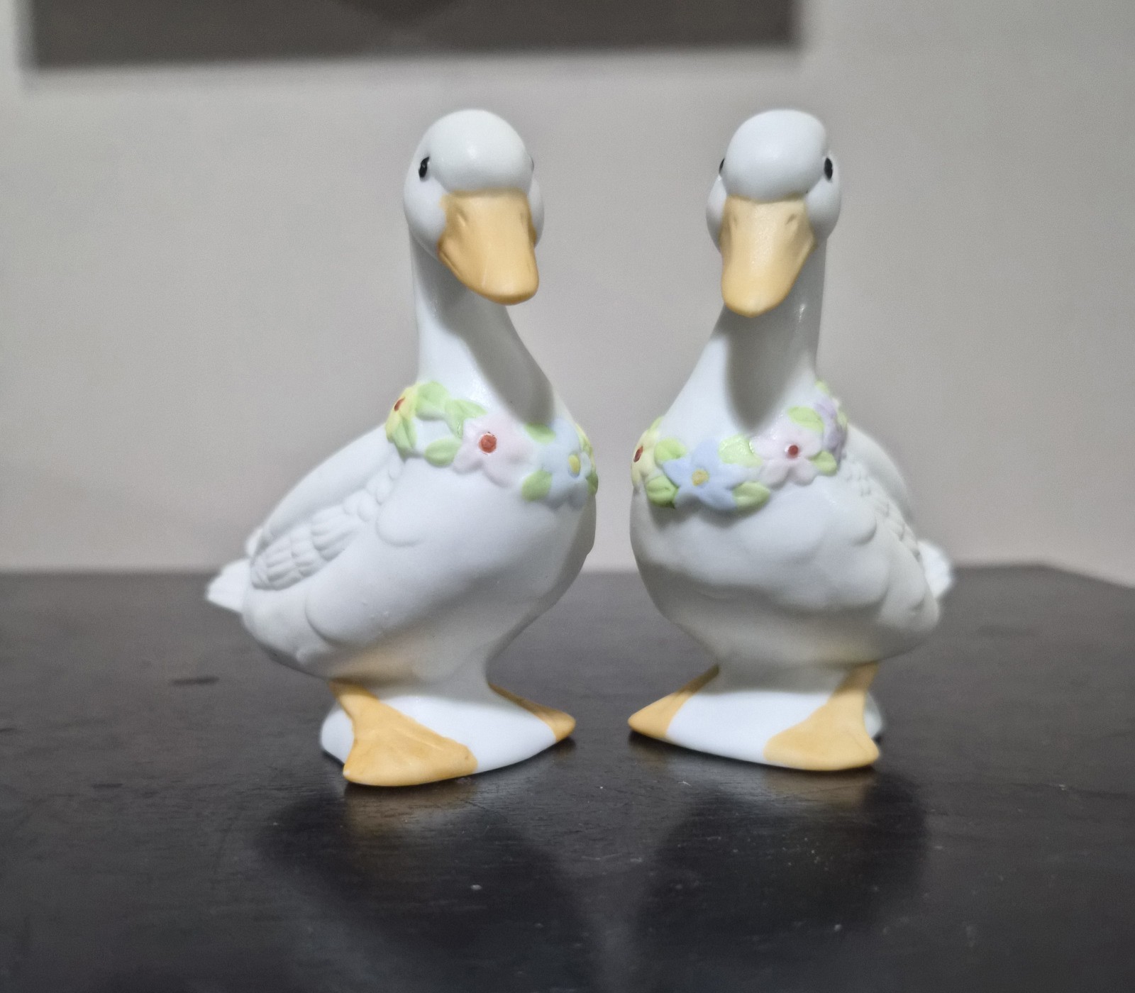 Lot of 2 Vintage 1987 Lefton Fine Porcelain White Geese w/ Flower Necklace Goose