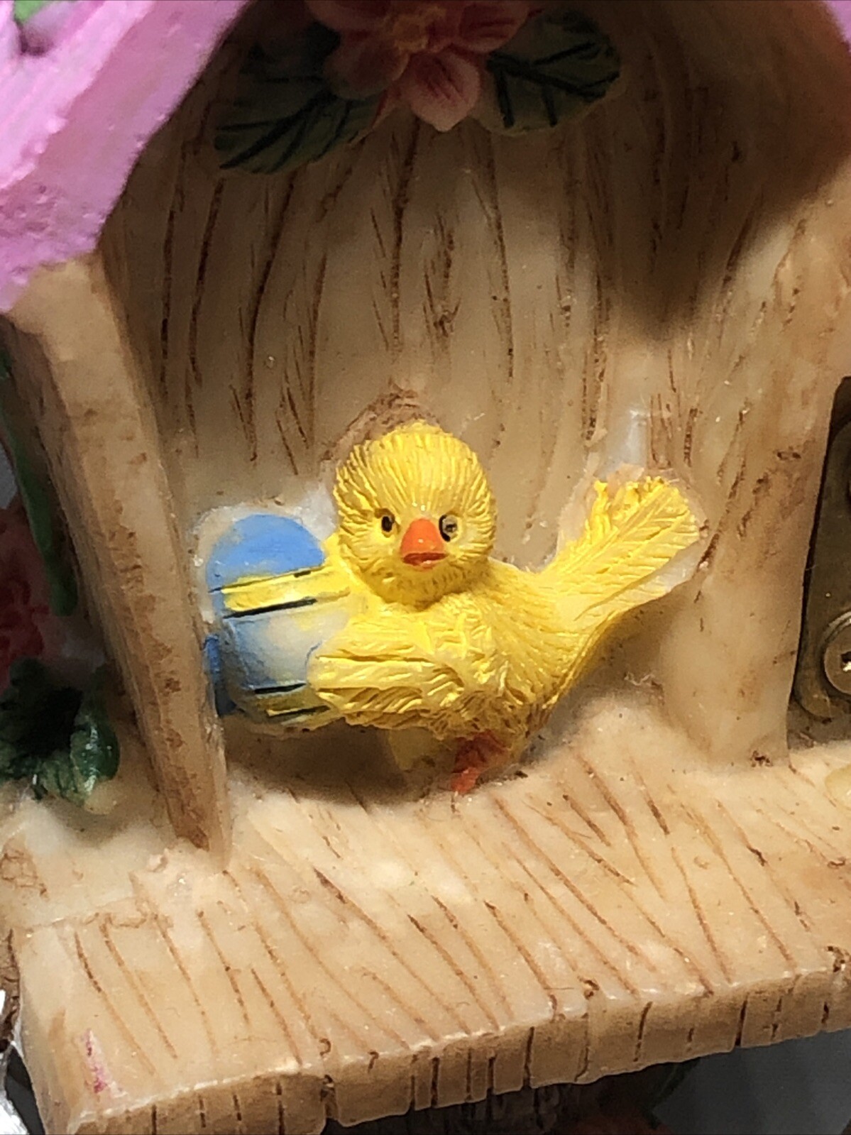 K’s Collection Hinged Bird House with Easter bunnies Holding Eggs Awesome Detail