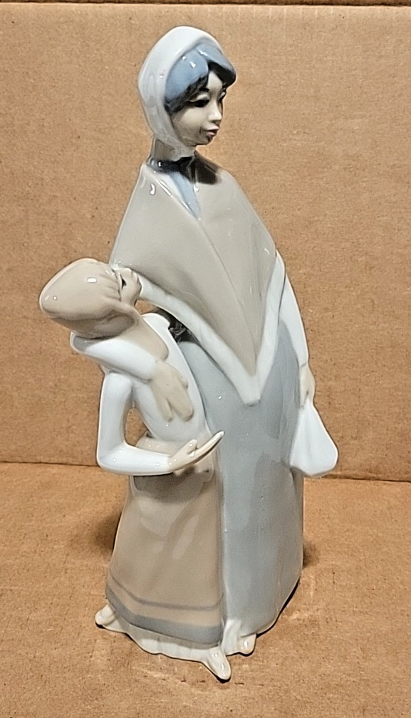 CasAdes Mother Daughter Porcelain Figurine Spain 9.75 inches Child Lladro style