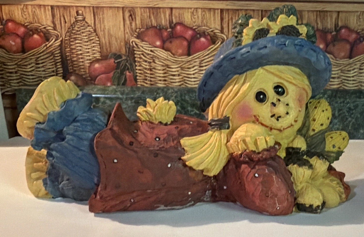 Hand Painted Resin Country Figurine Multicolor Adult Decor 1 Pack
